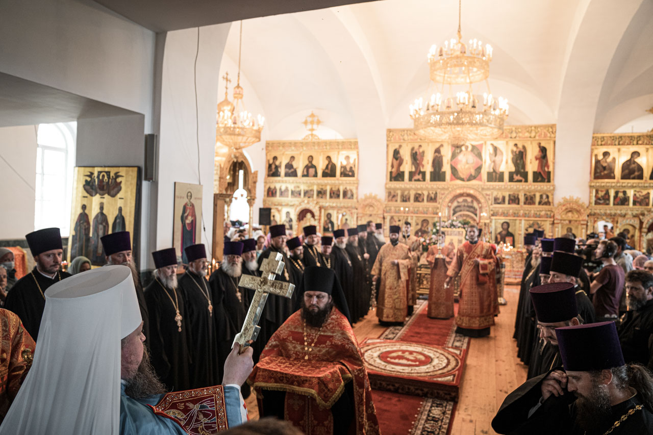 nakanune-prazdnika-prp-makariya-kalyazinskogo-vsenoshchnoe-bdenie-sovershil-sonm-arkhiereev-2.jpg